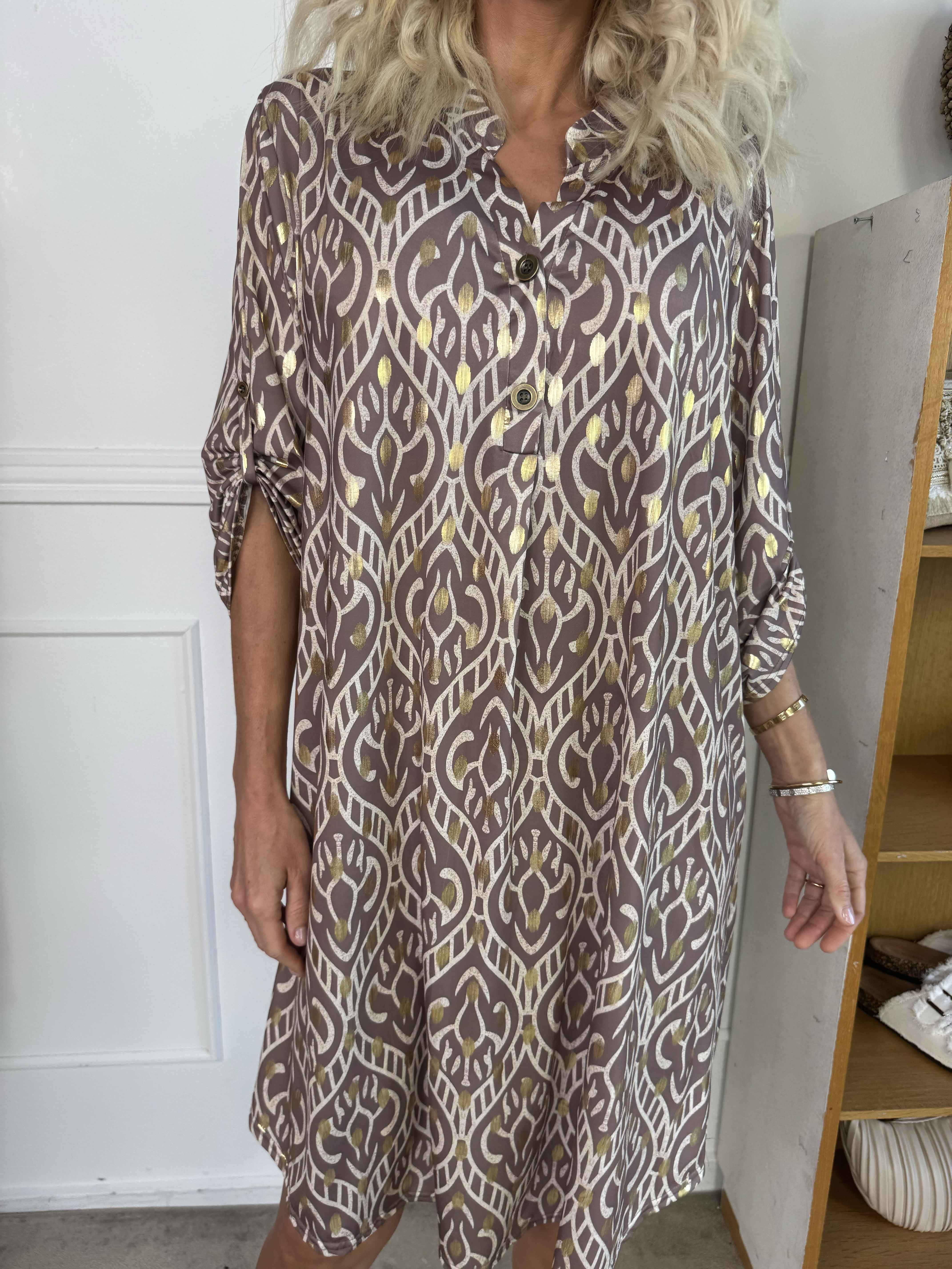 Ebba Boho Long - Elastisk mønstret kjole med guld prikker